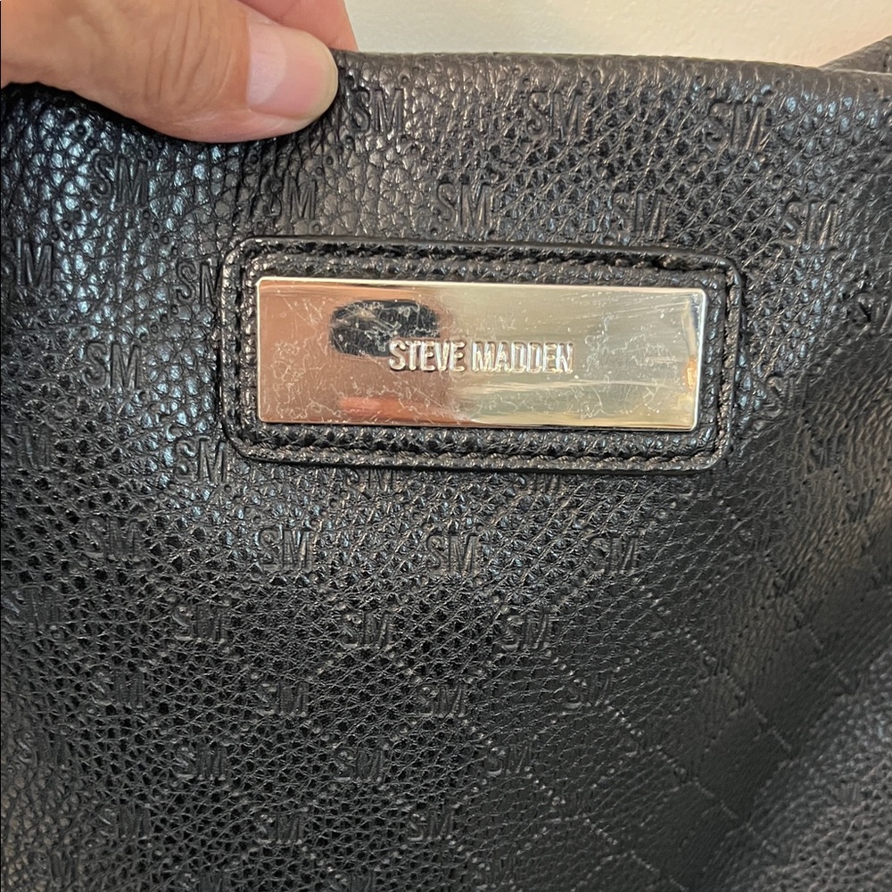 Steve Madden Black Crossbody Bag with Metal Nameplate - Picture 2 of 8